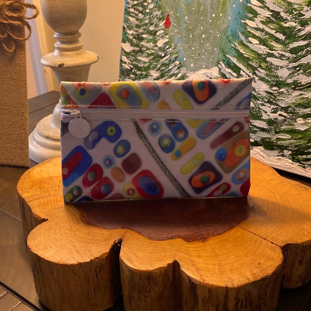 Ipsy multicolor makeup bag. Never used. 🥰